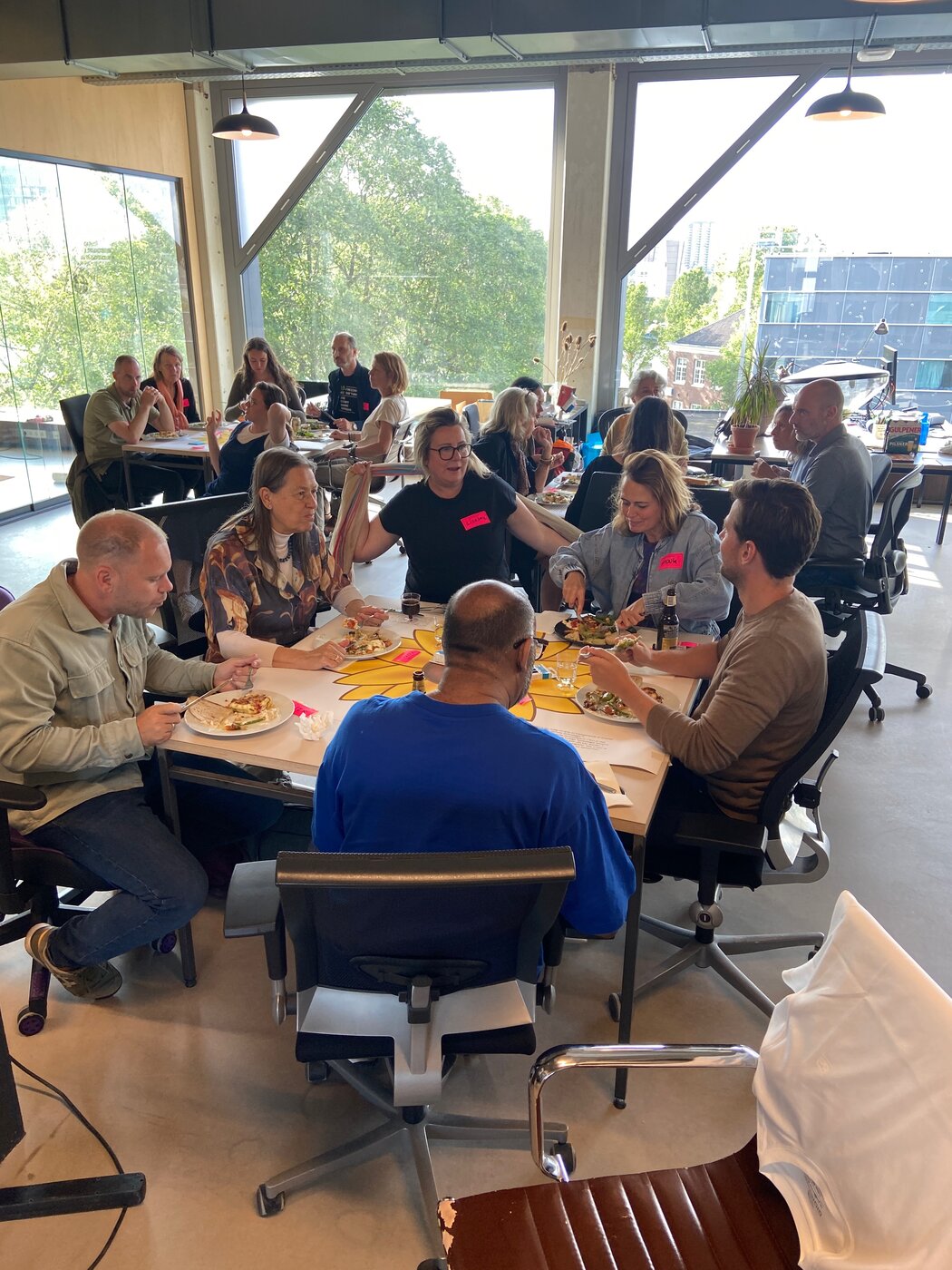 Deelnemers aan een diner pensant